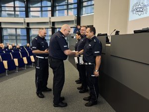 Komendant wojewódzki składa gratulacje zasłużonym policjantom w auli komendy