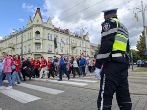 Policjant zabezpiecza przemarsz pontników