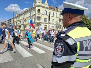 Policjant zabezpiecza przemarsz pielgrzymów