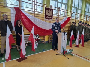 Komendant w mundurze galowym podczas przemówienia do uczniów