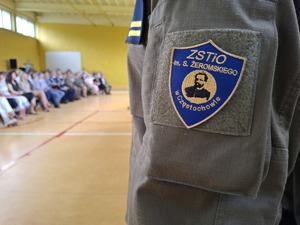 Naszywka na rękawie z logo szkoły
