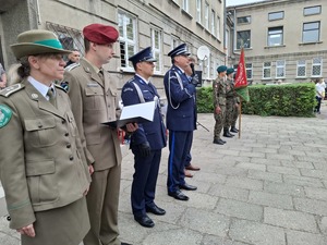 Przedstawiciele mundurowych w tym policjanci stoją w szeregu na placu podczas uroczystości