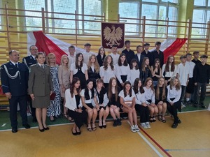 Wspólne pamiątkowe zdjęcie uczniów z mundurowymi