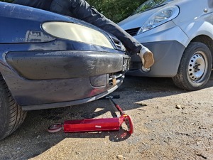 Miejsce zdarzenia drogowego, wywrócona hulajnoga