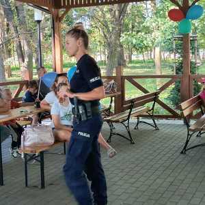 Policjantka podczas prelekcji z dziećmi