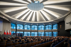 Zdjęcie rotundy w której przebywają policjanci