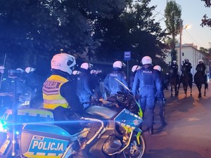 Policjanci na motocyklach i policyjnych koniach zabezpieczają drogę