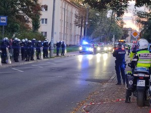 Policjanci na drodze zabezpieczają miejsce przemarszu kibiców