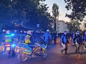 Policjanci zabezpieczają przemarsz kibiców