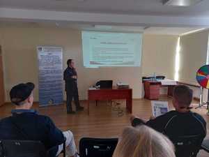 Policjantka podczas prelekcji z osobami w sali urzędu