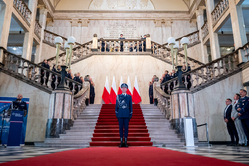 Policjant w holu budynku