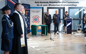 Zgromadzeni goście stoją przed aulą podczas uroczystości
