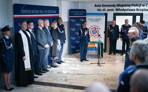 Komendant wśród gości przemawia do mikrofonu podczas uroczystości