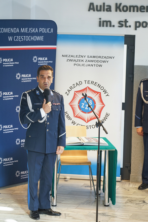 Komendant przemawia do mikrofonu