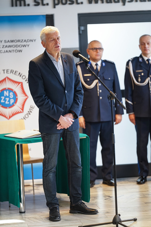 Mężczyzna mówi do mikrofonu podczas uroczystości