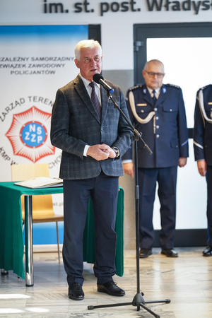 Mężczyzna mówi do mikrofonu podczas uroczystości