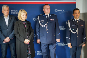 Policjanci z mężczyzna i kobieta stoją przy ściance