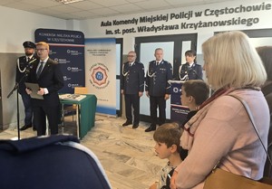 Mężczyzna przemawia do mikrofonu podczas uroczystości