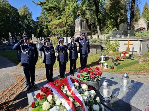 Policjanci oddają honor przy grobie