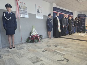 Policjantki i policjanci stoją przy tablicach