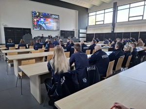 Policjanci w auli podczas wykładu