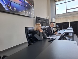 Pani sędzia i pan sędzia przy mikrofonach podczas wykładu