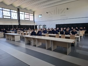 Zgromadzeni policjanci w auli podczas szkolenia
