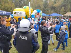 Dzieci  na podwórku podczas pikniku