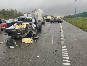 Zniszczone pojazdy na miejscu zdarzenia