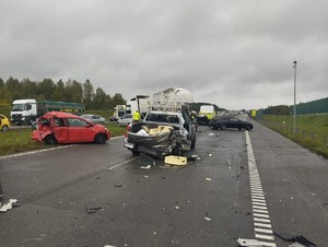 Uszkodzone pojazdy na miejscu zdarzenia