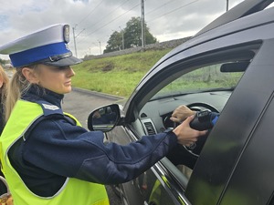 Policjantka sprawdza stan trzeźwości kierującego