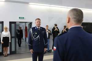 Policjant w auli składa meldunek komendantowi wojewódzkiemu
