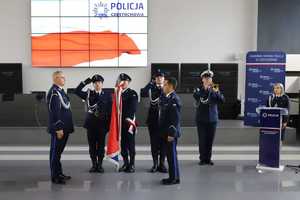 Poczet sztandarowy przy którym stoi dwóch komendantów