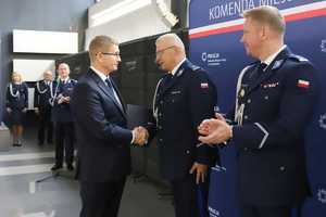 Mężczyzna gratuluje policjantowi
