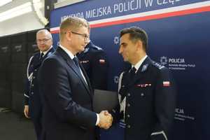 Mężczyzna gratuluje policjantowi