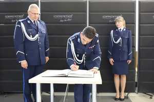Komendanci dokonują wpisu do księgi