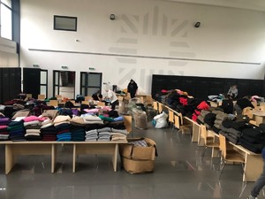 Na stolikach w auli rozkładana jest zabezpieczona odzież