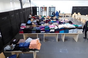 Zabezpieczona odzież poukładana na stolikach
