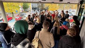 Ludzie zgromadzeni przed wejściem do budynku