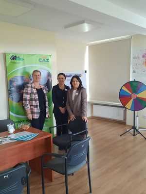 3 kobiety pozują do zdjęcia i stoją przy banerze