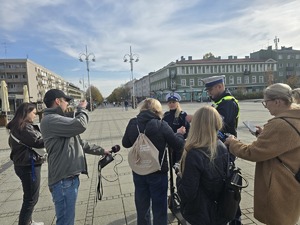 Dziennikarze nagrywają policyjną kontrolę użytkownika hulajnogi elektrycznej