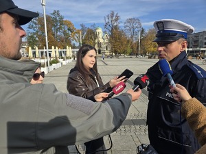 Policjant rozmawia z dziennikarzami