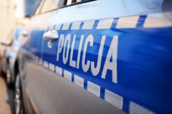 Napis policja na karoserii radiowozu
