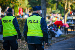 Policyjny patrol w okolicy cmentarza