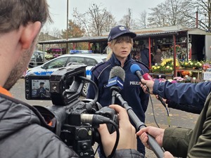 Policjantka rozmawia z dziennikarzami