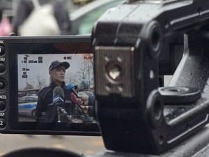 Policjantka na wyświetlaczu kamery