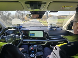 Policjanci w radiowozie podczas patrolu