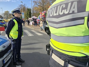 Policjanci w rejonie cmentarza stoją na drodze