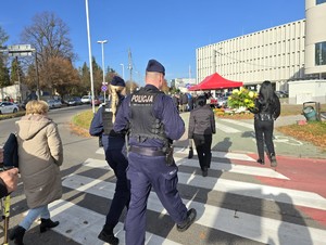 Policyjny patrol w rejonie przejścia dla pieszych