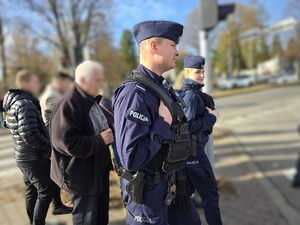 Policyjny patrol w rejonie cmentarza